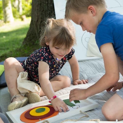 puzzles entre frère et soeur dans le parc extérieur d'au grand air