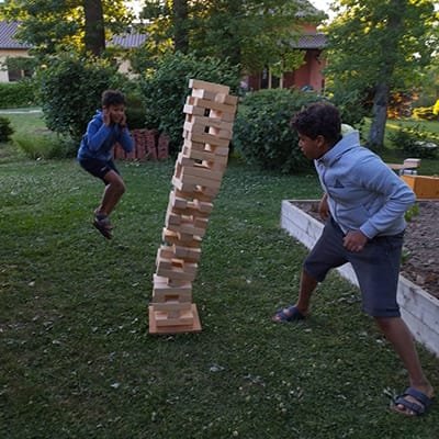 partie de jenga XXL entre frères Au Grand Air (Vonnas)