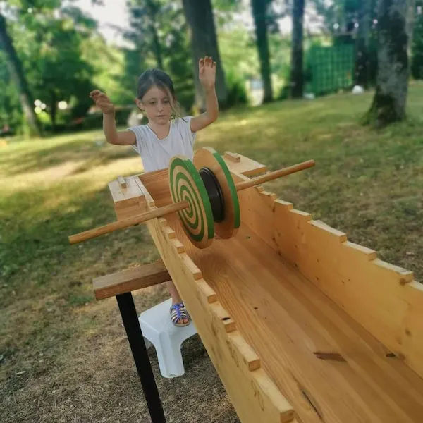 famille dans un parc de jeux enfants mâcon