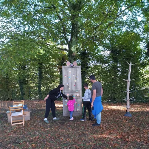 famille dans un parc de jeux enfants mâcon