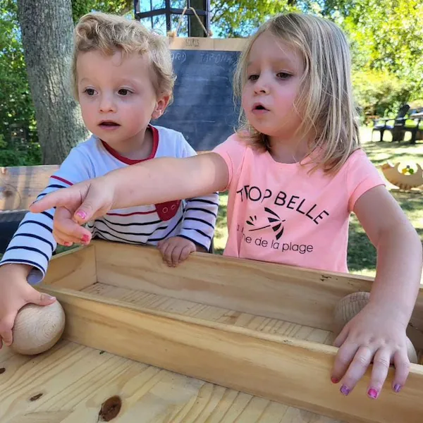 enfants dans un parc de jeux pour enfant vers bourg-en-bresse