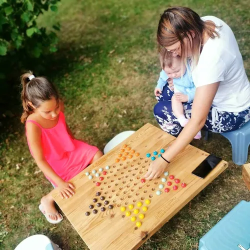 famille dans un parc de jeux enfants mâcon