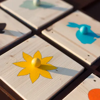 jeu de memoire dans un parc de jeux extérieur adultes et enfants
