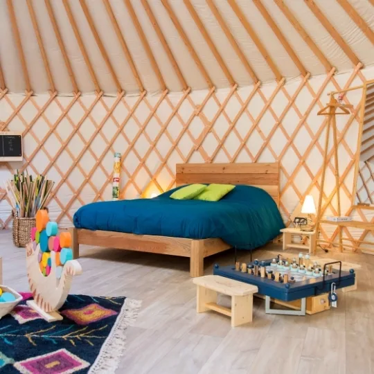 Le lit double confort de la yourte lit confort pour un séjour atypique proche de lyon