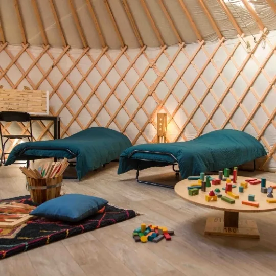 Les deux lits simples de la yourte espace enfant nuit insolite rhône-alpes