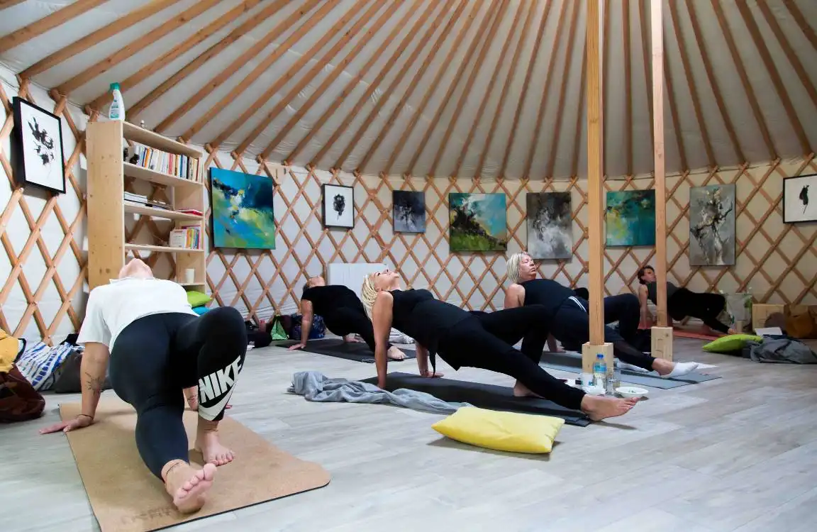 Stage de yoga dans la yourte à privatiser privatisation yourte événementielle stage de yoga