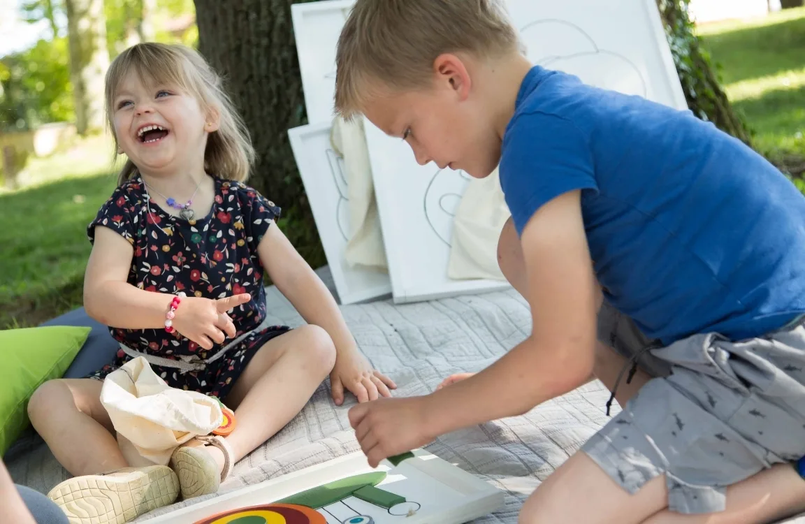 Jeux Au Grand Air fratrie en train de jouer au grand air à Vonnas