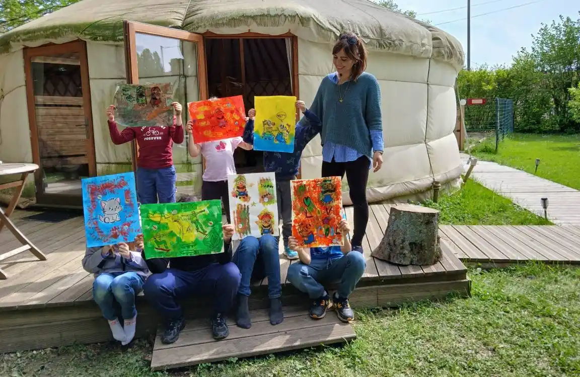 Privatisation du parc pour un atelier créatif groupe d'enfants dans un lieu privatisé par une collectivité