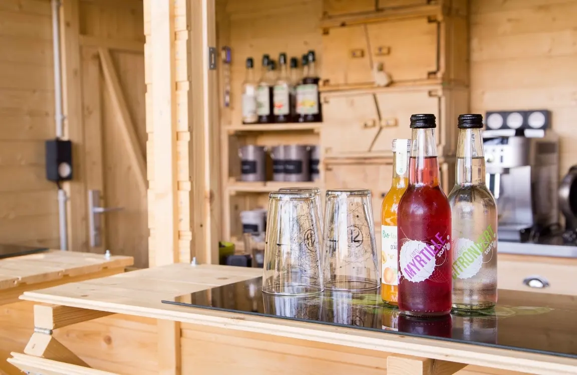 Kiosque a glouglou coin buvette dans un parc de jeu en plein air Ă vonnas