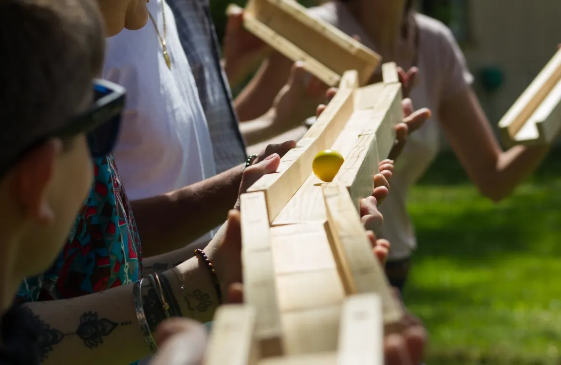 jeu collaboratif dans un parc de jeux dehors