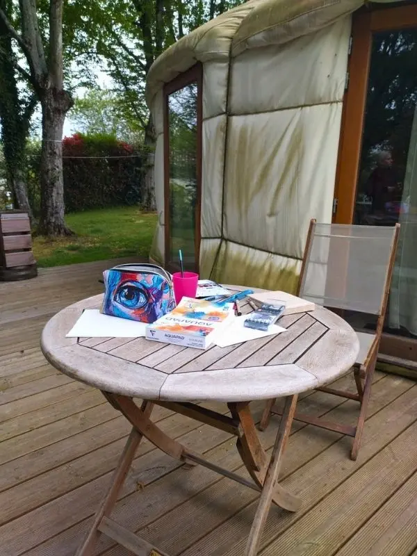 atelier aquarelle lors d'un séjour nature en famille en Rhône-Alpes
