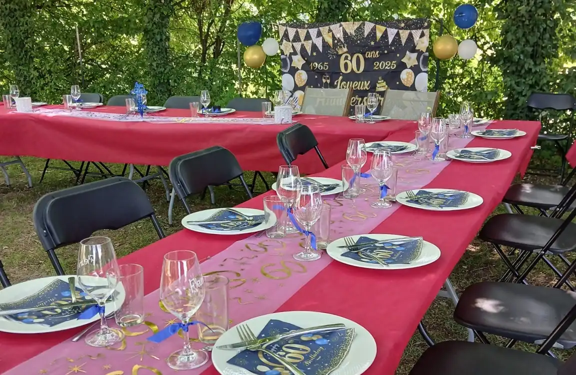La table d'anniversaire est dressée lieu insolite pour un anniversaire en rhône-alpes