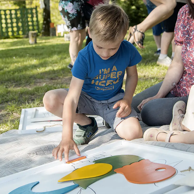 un jeune garçon avec un puzzle - Au Grand Air