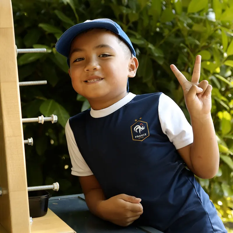 enfant avec un puzzle en bois