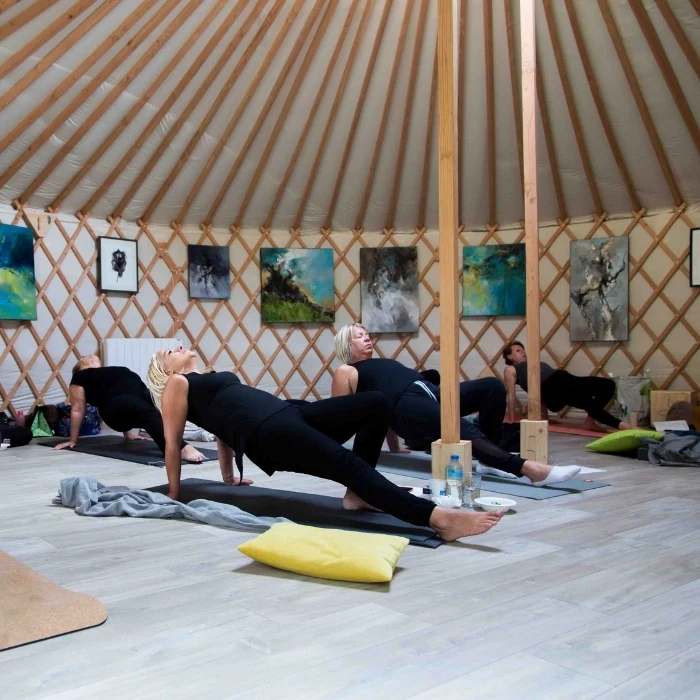 Yoga dans la yourte yogiste dans la yourte d'au grand air