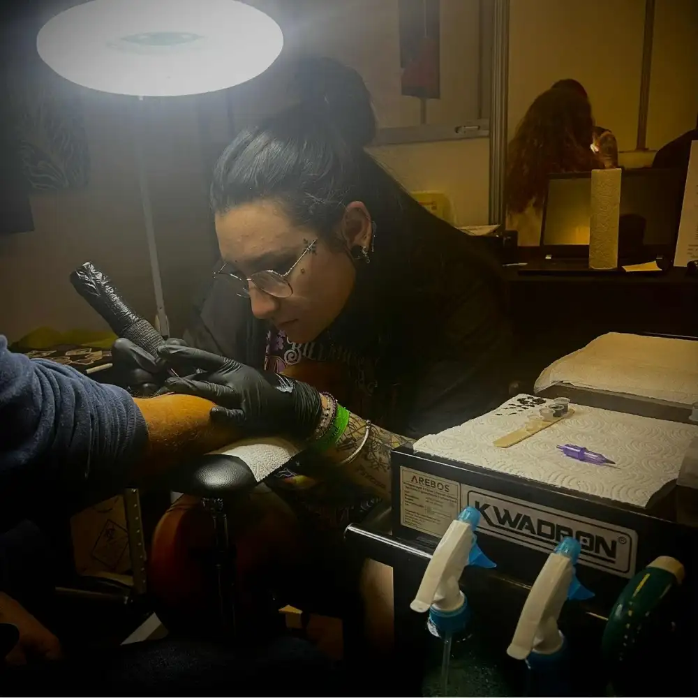 tatouage sur un marché de noël dans l'ain