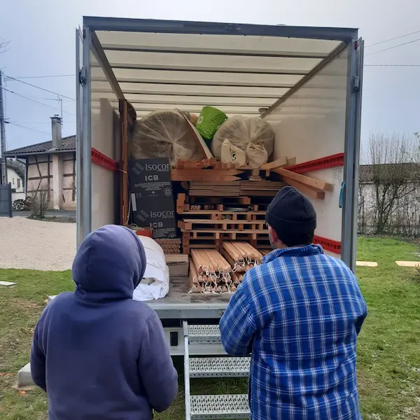 arrivée de la yourte démontée à Vonnas