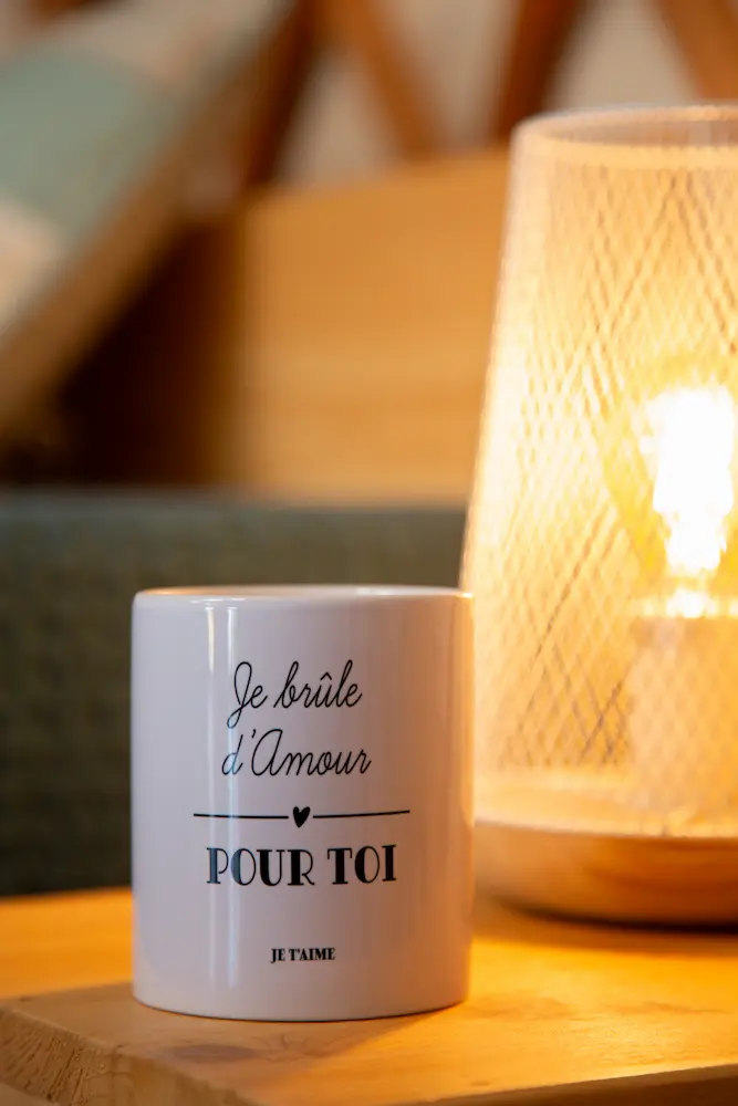 tasse et lampe ambiance romantique saint-valentin