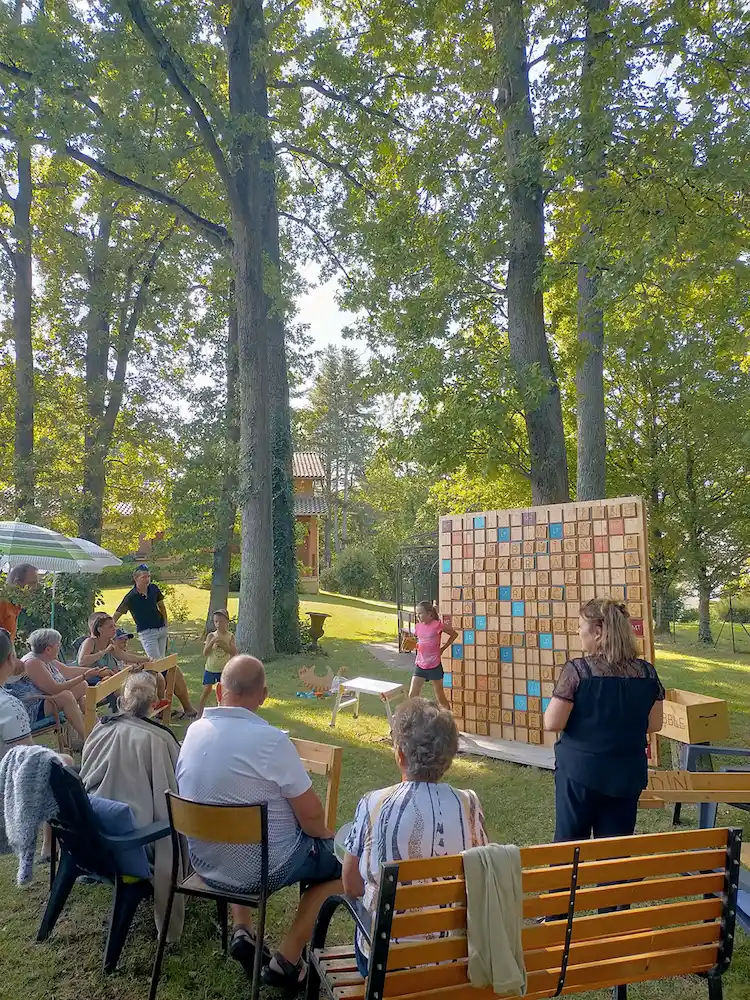scrabble géant lors d'une cousinade dans l'ain