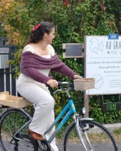 mariée en vélo lors d'un mariage bohème au grand air (ain)