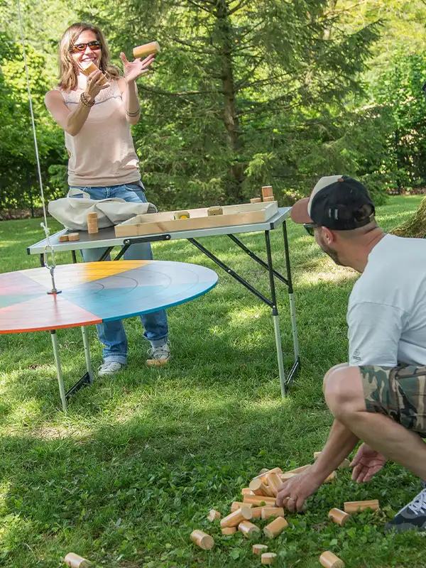 couple ayant reçu deux entrées au parc au grand air comme cadeau de mariage