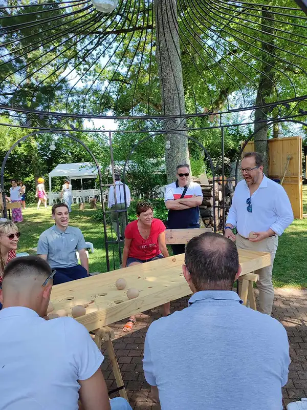 groupe d'invités autour du billard japonais pendant un anniversaire