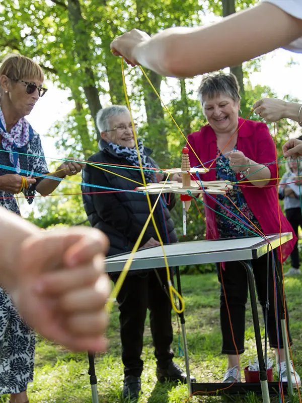 adulte jouant au crayon coopératif pendant un anniversaire 60 ans