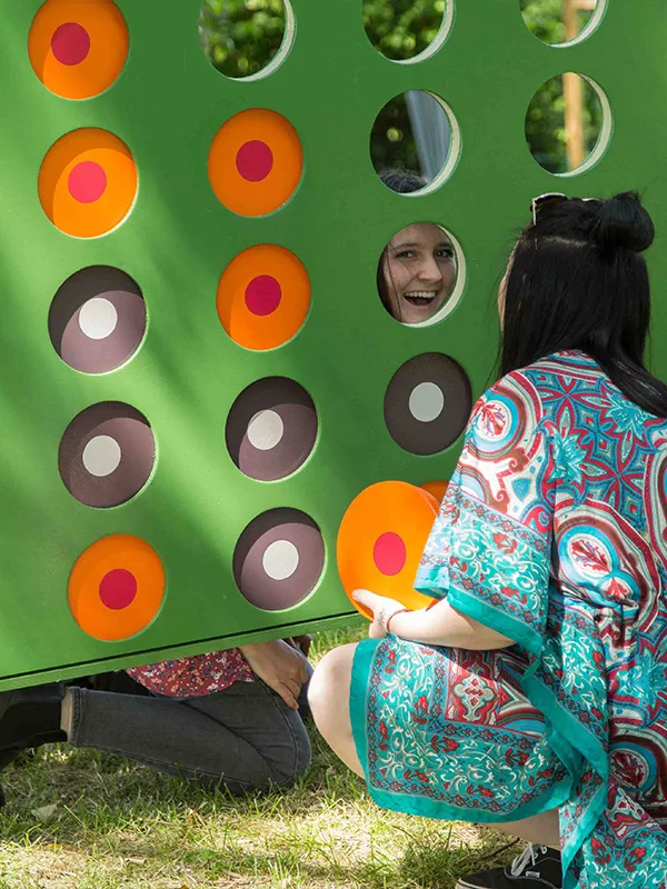 Puissance 4 XXL pour un anniversaire entre adultes convivial