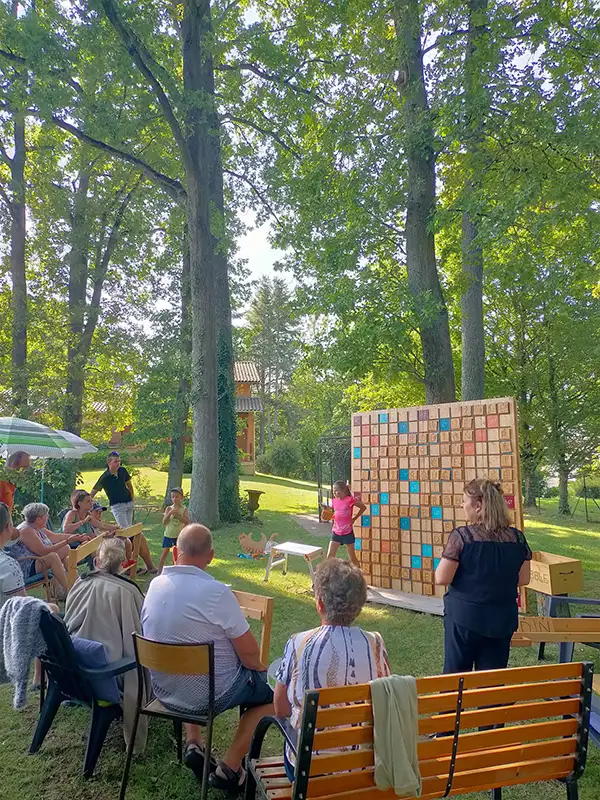 partie de scrabble géant lors d'un anniversaire entre adultes