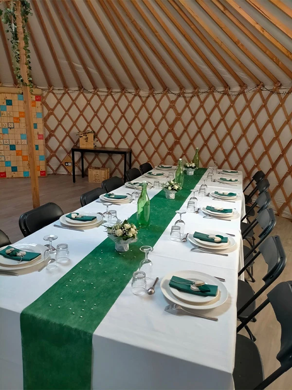 table des mariés dressée dans la yourte d'au grand air 