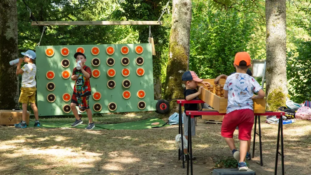 enfants jouant au grand air à vonnas, dans l'ain