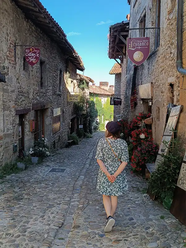 balade en famille dans les rues de pérouges près de bourg-en-bresse