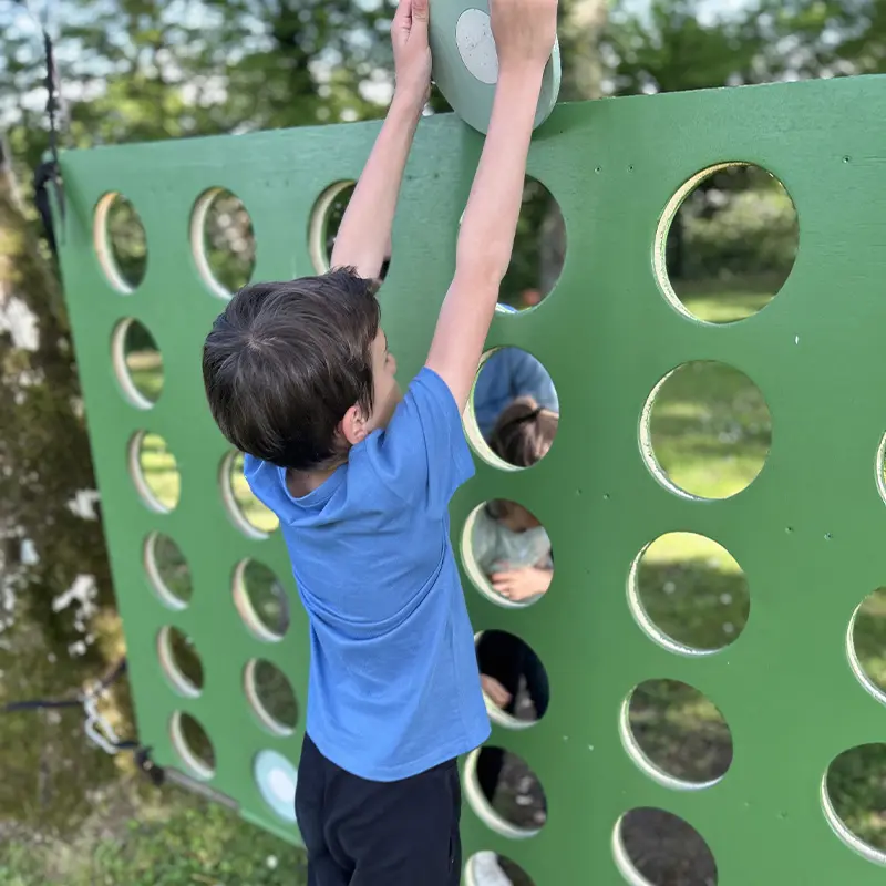 enfant de 6 ans jouant au puissance 4 pendant un anniversaire