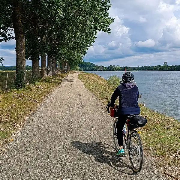 Agnès, fondatrice d'Au Grand Air, en sortie vélo automnale sur la voie bleue près de Mâcon