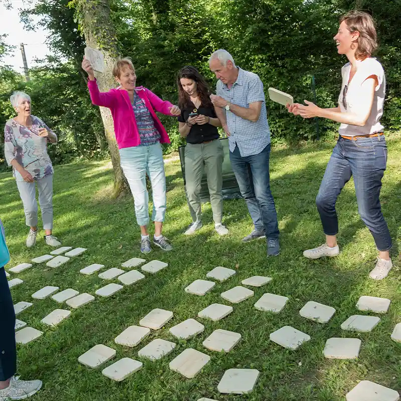 des adultes en famille jouent au mémory d'Au Grand Air - Terrain de jeux (Auvergne-Rhône-Alpes)