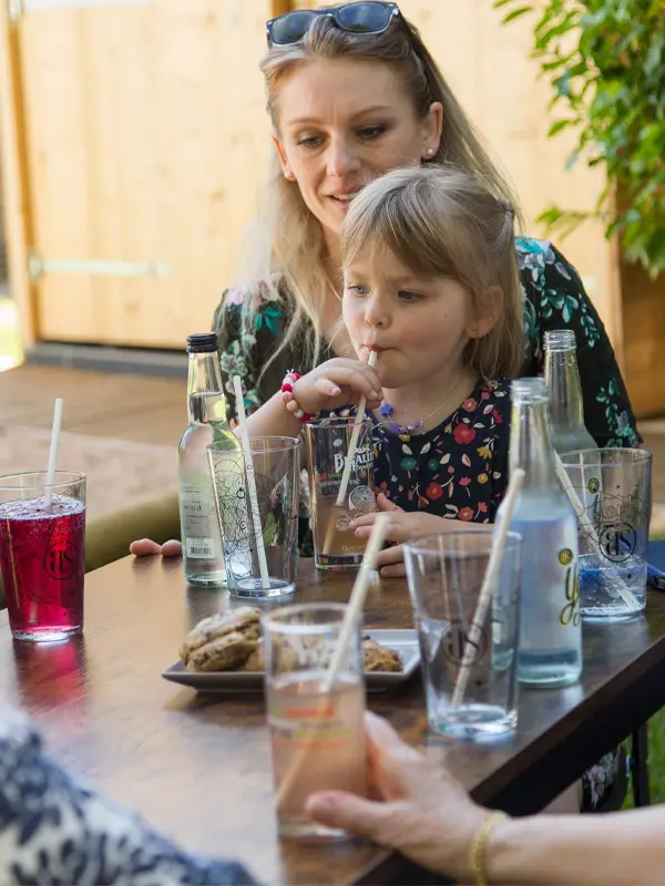 Pause goûter Au Grand Air une maman et sa fille prennent le goûter dans le parc de jeux Au Grand Air (Vonnas)