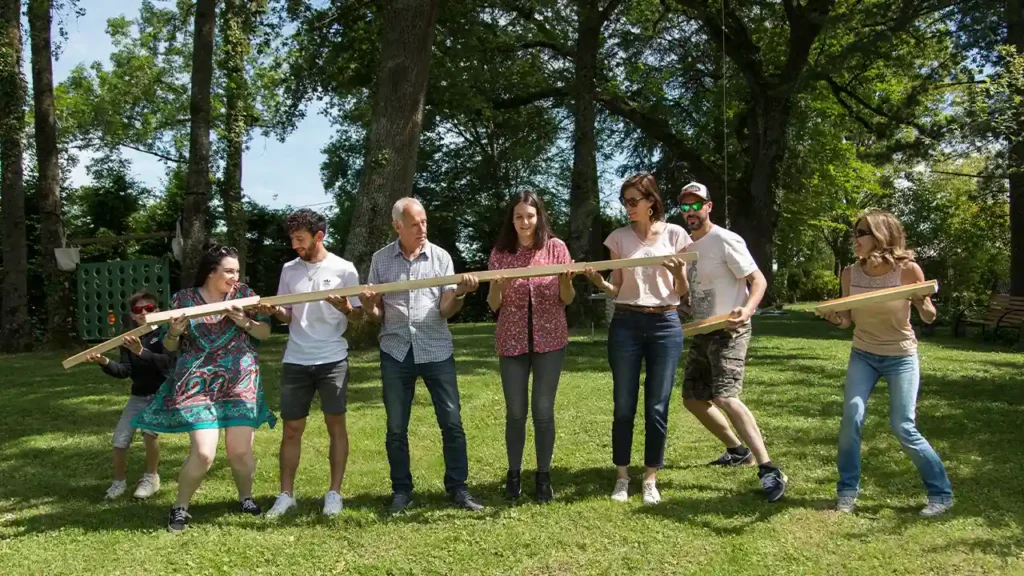un groupe d'enfants et d'adultes jouent au Rigoletta dans le parc d'attractions Au Grand Air dans l'Ain