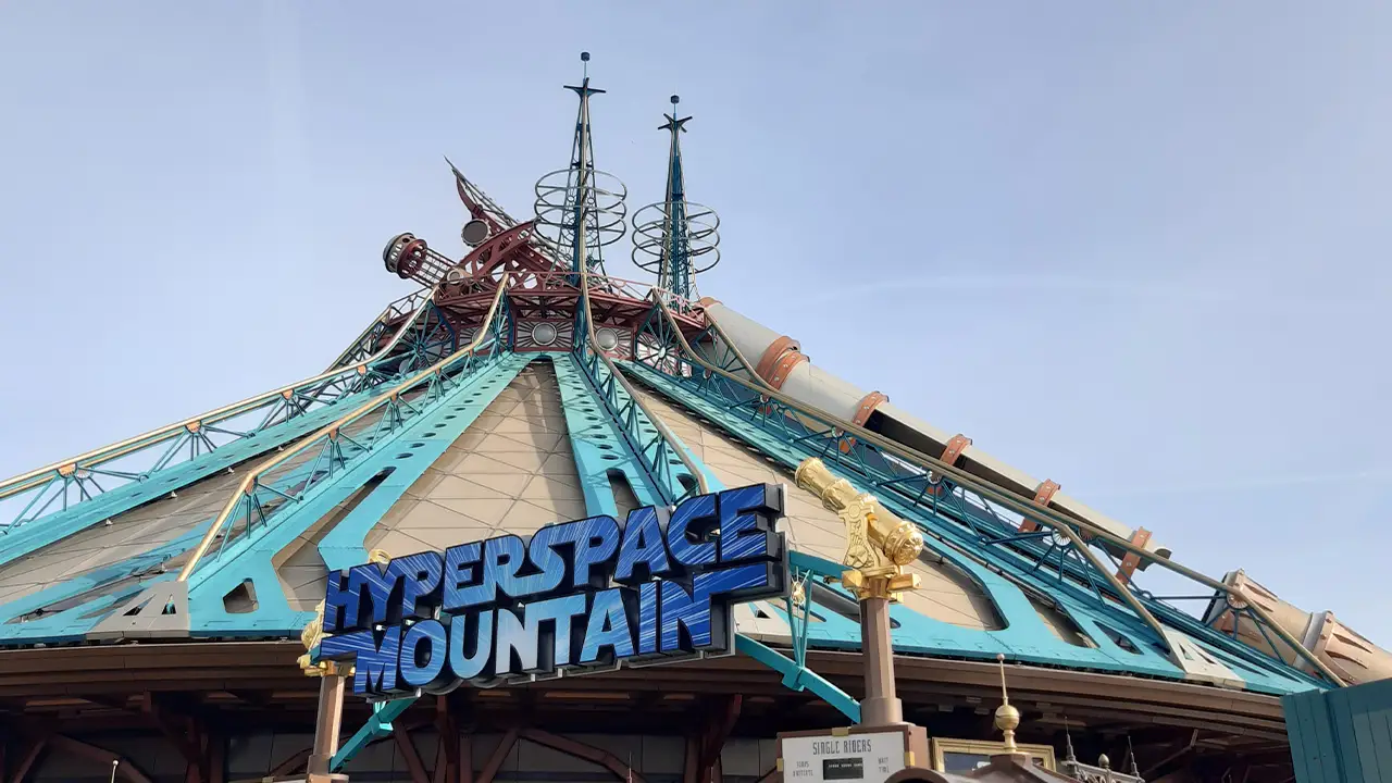 space mountain dans le parc d'attraction en plein air Disneyland Paris