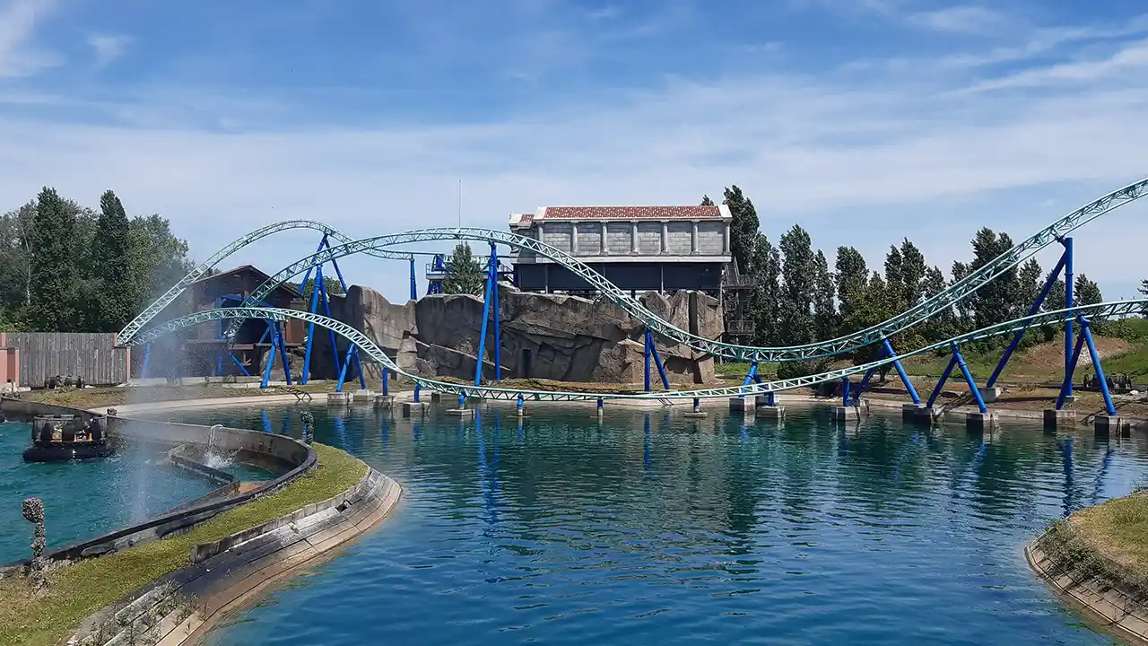 montagnes russes dans le parc d'attractions Astérix
