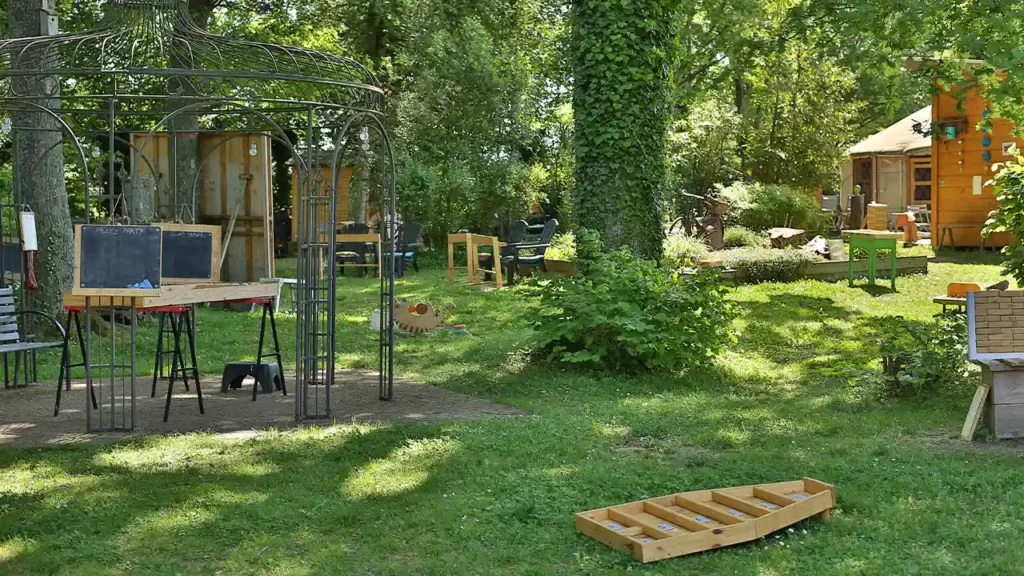 vue du parc de jeux en plein air - Au Grand Air (Vonnas)