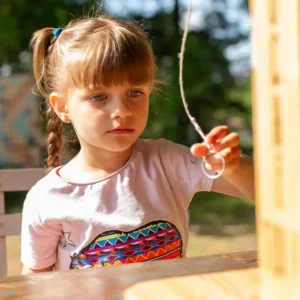 petite fille joue au jeu "accroche"toi" - Disponible Au Grand Air