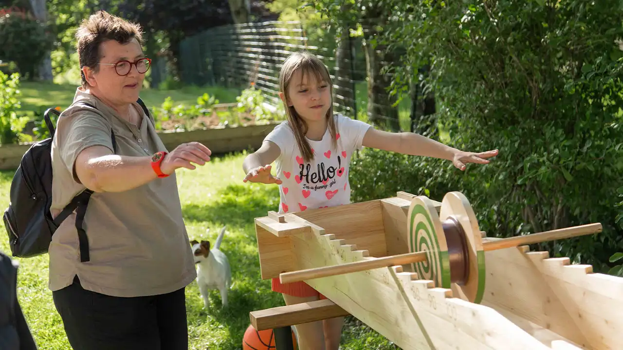 une famille jouant à la meule - Au Grand Air - Aire de jeux à 25 minutes de Mâcon
