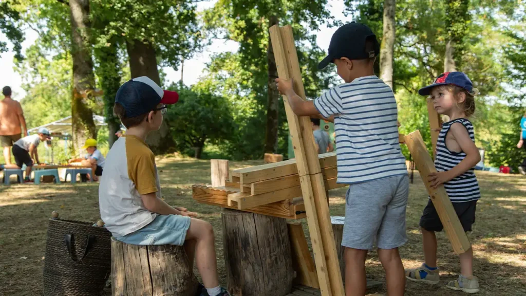 trois enfants autour du rigoletta - Parc de jeux Au Grand Air (Ain)