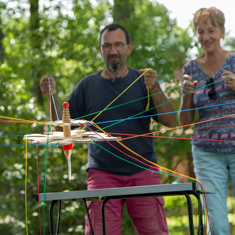 un homme et une femme joue au crayon collaboratif disponible à la location à vonnas (Au Grand Air)