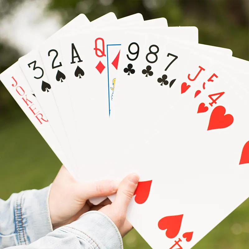 Cartes géantes - Au Grand Air jeu de cartes XXL tenu en main - À louer en Rhône-Alpes (Au Grand Air)