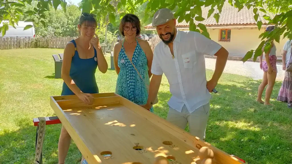 trois amis jouent au billard japonais pendant un mariage champêtre dans l'Ain