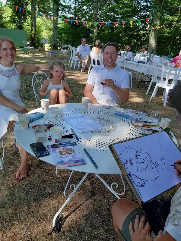 les mariés en train de se faire caricaturer lors de leur mariage Au Grand Air (Vonnas)