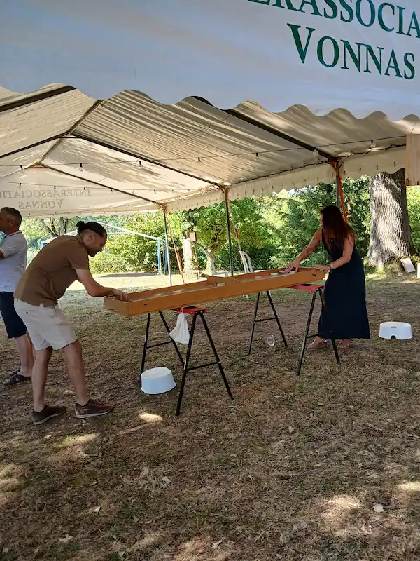 deux invités à un mariage guinguette jouent au Passe-trappe d'Au Grand Air (Vonnas, Ain)