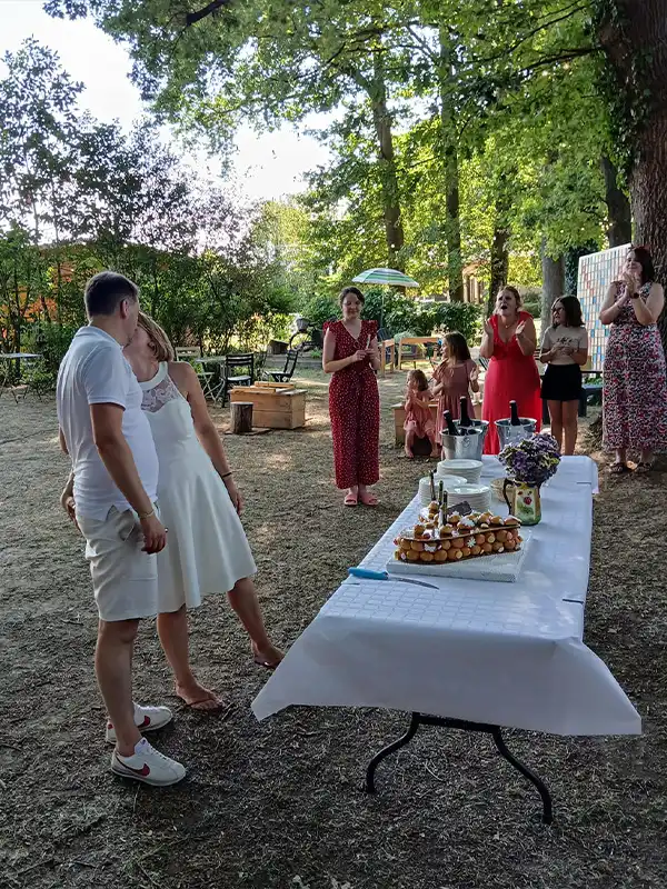 les mariés devant la pièce montée lors de leur mariage au grand air (Vonnas, Rhône-Alpes)