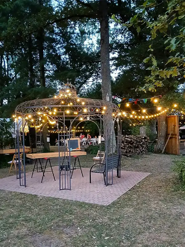 le parc au grand air décoré avec des guirlandes pour un mariage guinguette (Vonnas - 01)